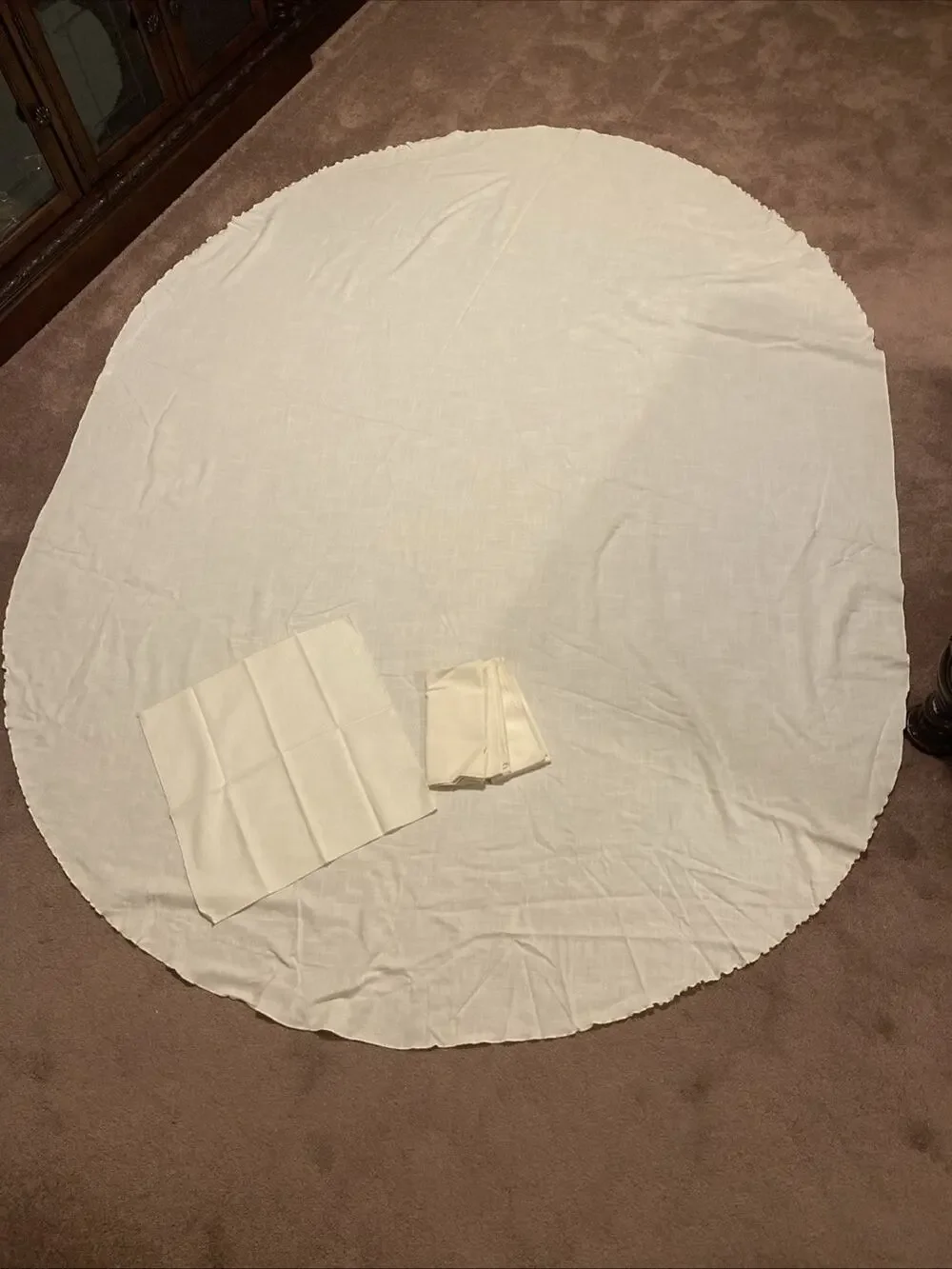 Leacock & Co. Rectangular Tablecloth 65” x 88” With 4 Napkins Scalloped Edges